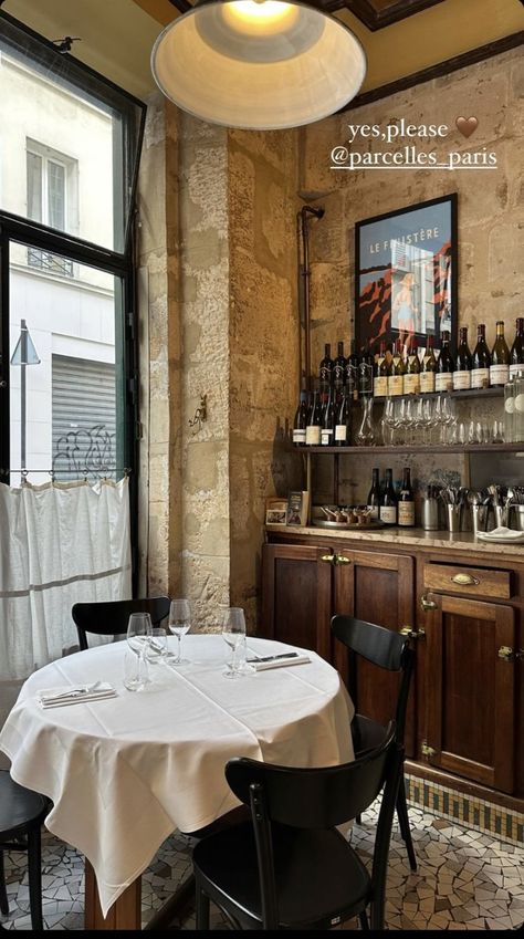 Bistro Aesthetic, Italian Restaurant Aesthetic, Italian Restaurant Interior Design, Italian Restaurant Interior, Trattoria Italiana, Wine Bistro, Italian Cafe, Restaurant Lighting, French Restaurants