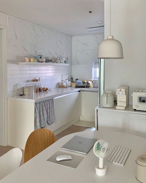 a light kitchen, Korean Apartment Interior, Korean Apartment, Japanese Apartment, Korean Kitchen, Interior Dapur, Desain Pantry, Aesthetic Apartment, Aesthetic Kitchen, Apartment Aesthetic