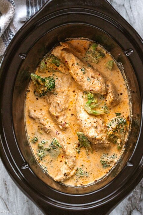 Slow Cooker Garlic Chicken Alfredo with Broccoli - #slowcooker #crockpot #chicken #recipe #eatwell101 - Absolutely loaded with flavor! This amazing crockpot chicken alfredo dinner is low carb and keto-friendly. - #recipe by #eatwell101® Slow Cooker Garlic Chicken, Chicken Alfredo Dinner, Alfredo Dinner, Chicken Alfredo With Broccoli, Alfredo With Broccoli, Crockpot Chicken Alfredo, Chicken Crockpot Recipes Healthy, Chicken Broccoli Alfredo, Chicken Crockpot Recipes Easy