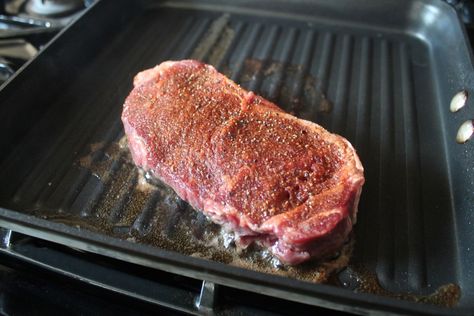 Step by step instructions for making Steak in a Grill Pan Grill Pan Steak, Grill Pan Recipes, Steak On Stove, Indoor Grill Recipes, Ways To Cook Steak, Strip Steak Recipe, Steak In Oven, Pan Steak, Ny Strip Steak