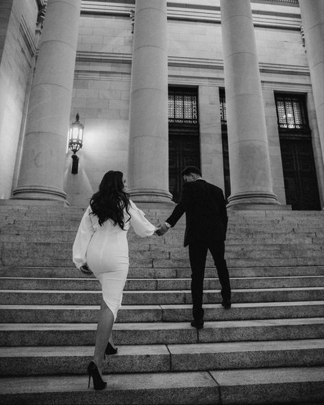 Pictures On Stairs Poses Couple, Stair Poses Photography Couples, Stair Photoshoot Couple, Classic Couples Photoshoot, Couple Photos On Staircase, Couples Photos On Stairs, Couple Photoshoot On Stairs, Couples Photoshoot Stairs, Couple Stairs Poses