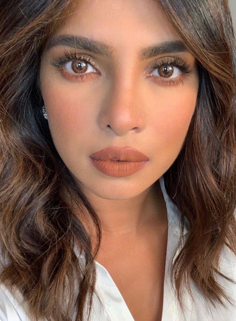 Supermodel Skincare, Priyanka Chopra Hair, Priyanka Chopra Makeup, Mary Phillips, Indian Makeup Looks, Warm Makeup, Natural Makeup Tips, Lipstick Eyeshadow, Best Natural Makeup