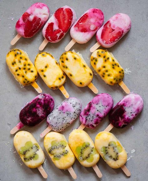 rainbow ice lollies with fruit Rainbow Ice Lollies, Fruit Lollies, Ice Lolly Recipes, Frozen Yogurt Popsicles, Fruit And Yogurt Parfait, Almond Yogurt, Yogurt Popsicles, Ice Lollies, Healthy Yogurt