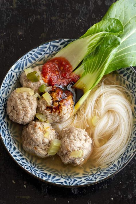 Chicken Meatball Recipes, Kecap Manis, Meatball Soup, Indonesian Cuisine, Best Street Food, Thermomix Recipes, Indonesian Food, Noodle Dishes, Meatball Recipes