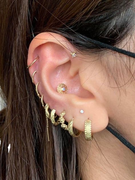 Ear Piercings Punk, Gold Piercings Ear, Ear Setup, Piercing Designs, Multiple Piercings Earrings, Ear Peircings, Piercings Ear, Ear Piercings Chart, Inspired Photoshoot