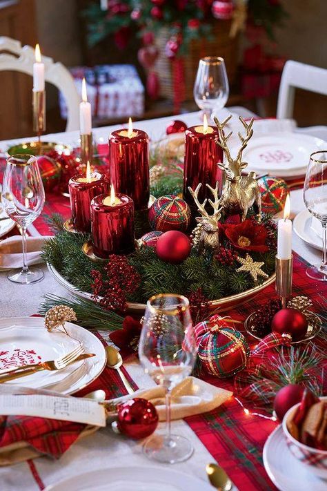 https://www.facebook.com/chicandantique/photos/a.627014444035104/2602923623110833/?type=3 Christmas Table Setting, Christmas Dinner Table, Tartan Christmas, Christmas Tabletop, Christmas Tablescapes, Christmas Tea, Christmas Table Settings, Christmas Centerpieces, Christmas Table Decorations