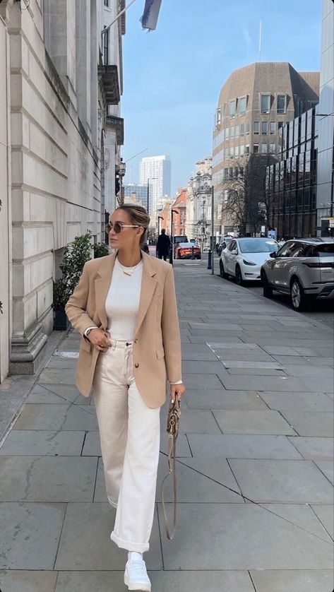 Buissnes Outfits Woman, Beige Blazer Outfits Women, Women Winter Outfits Casual, Cream Jeans Outfit, Cream Blazer Outfit, Casual Outfits For Winter, Cream Pants Outfit, Beige Blazer Outfit, Beige Pants Outfit