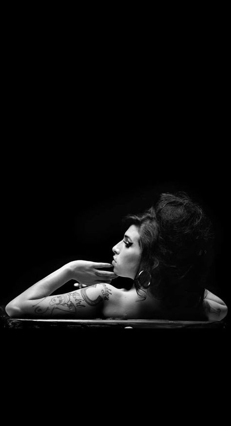 Amy Winehouse Lockscreen, Amy Winehouse Aesthetic Wallpaper, Amy Winehouse Wallpaper, Amy Winehouse Aesthetic, Amy Winehouse Poster, Amy Winehouse Black, Amy Wine, Amy W, Amy Winehouse Style