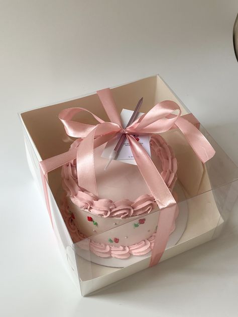 Cake Box Wrapping Ideas, Luxury Cake Packaging, Cake Shop Branding, Sweets Box Design Packaging, Bento Cake Packaging, Dessert Packaging Design, Branding Design Ideas, Zoes Fancy Cakes, Cake Boxes Packaging