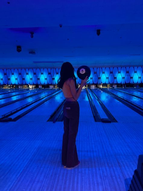 Bowling Pictures With Friends, Retro Bowling Alley Photoshoot, Bowling Pics Aesthetic, Bowling Photo Ideas, Bowling Picture Ideas, Bowling Fits, Bowling Poses, Bowling Pics, Bowling Photos