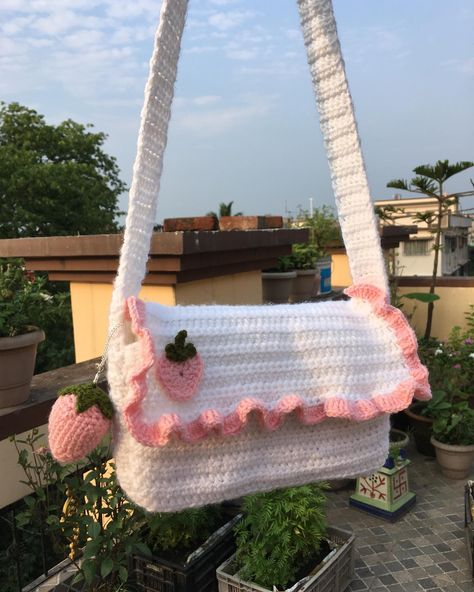 Crochet Strawberry Messenger Bag 🍓✨ Dm to order!! . . . . . #crochet #crochetmessengerbag #handmadewithlove #aesthetics #dmtootder #smallbusiness #like #share Crochet Messenger Bag, Crochet Fairy, Crochet Strawberry, Crochet Business, Crochet Fingerless Gloves, Kawaii Crochet, Crochet Design Pattern, Crochet Handbags Patterns, Quick Crochet