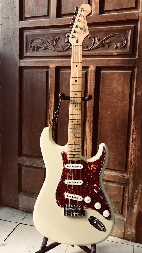 Fender Stratocaster MIM Fender Guitars Aesthetic, Stratocaster Aesthetic, Gitar Vintage, Dream Guitar, Guitar Fender, Fender Strat, Bass Ukulele, Electric Guitar Design, Stratocaster Guitar