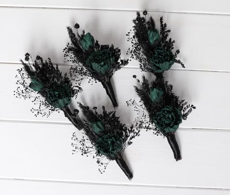 Beautiful flower boutonnieres and corsages in emerald and black.  Approximate boutonniere dimensions: height 12cm * width 7cm Approximate corsage dimensions : 10cm * 10cm Emerald boutonniere is ideal for a rustic wedding.  The black color of the boutonniere and corsage is the perfect solution for a gothic wedding)) Forest Green Boutonniere, Black And Green Boutonniere, Gothic Wedding Boutonniere, Emerald Green Black And Silver Wedding, Dark Green Boutonniere, Champagne And Dark Green Wedding, Emerald Boutonniere, Emerald Green And Black Wedding Theme, Black And Olive Green Wedding