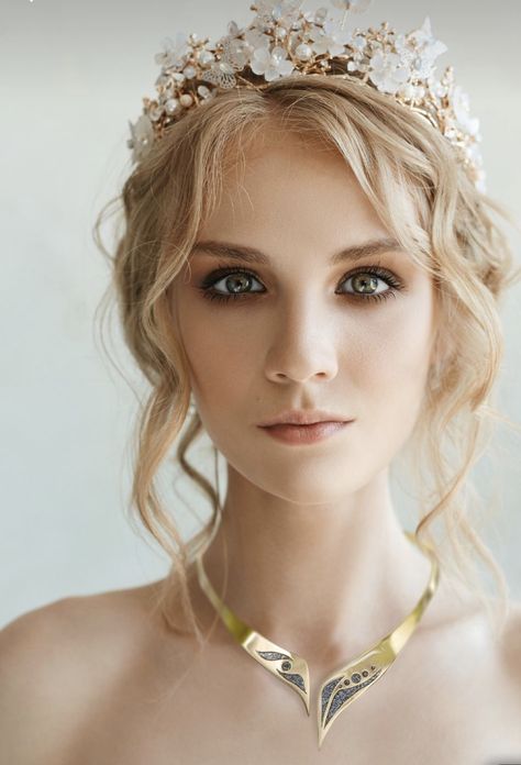 Portrait Basics, Wedding Floral Crown, Wedding Rings Gold, Wedding Sides, Wedding Hairstyles With Crown, Wedding Hairstyles And Makeup, Tiara Headpieces, Bridal Tiaras, Hairdo Wedding