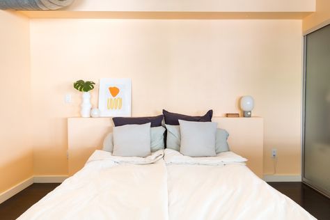 A Sleek (Renter-Friendly) Headboard You Can DIY Diy Headboard Alternative, Alternative Apartment, Floating Nightstand Diy, Headboard Shelf, Pastel Furniture, Headboard Modern, Headboard Alternative, La Apartment, Headboard Projects