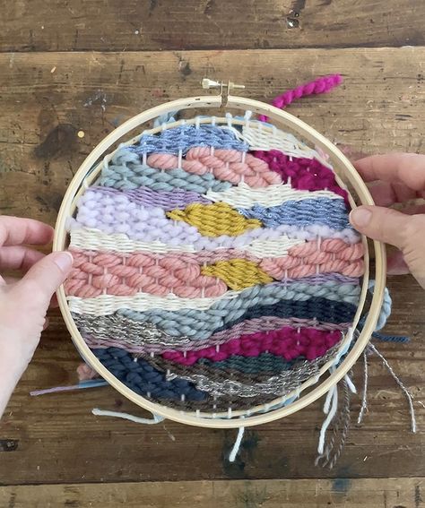 Art With Yarn, Circular Weaving Loom, Round Embroidery, Cheap Yarn, Circular Loom, Circular Weaving, Weaving For Kids, Weaving Loom Diy, Embroidery Hoop Crafts