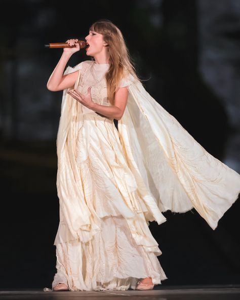 Taylor Swift Gown, Lumen Field, Out Of Body Experience, Taylor Swfit, Evermore Folklore, Folklore Fashion, Taylor Swift Web, Swift Tour, Estilo Taylor Swift