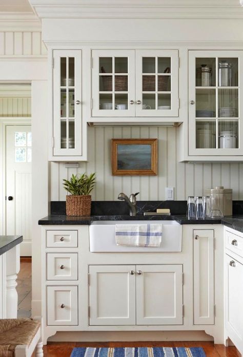 Cottage Style Kitchen, Decor Ikea, Kitchen Cabinets Decor, Farmhouse Kitchen Design, Cottage Kitchens, Classic Kitchen, White Kitchen Design, White Cottage, Up House