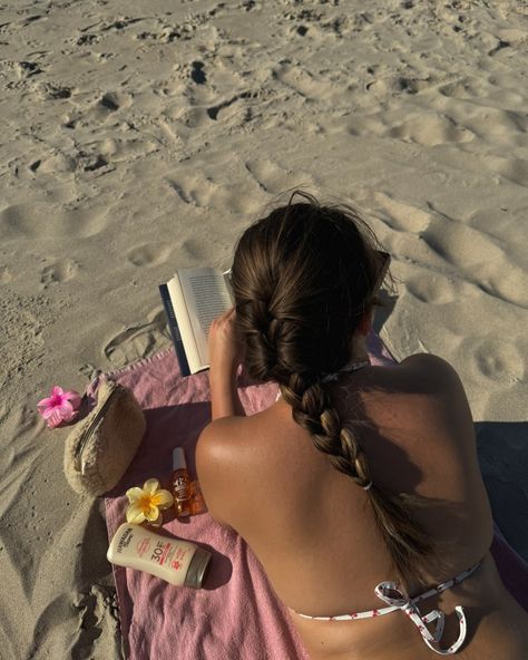 Nz Summer, It Girl Summer, Summer Aesthetic Vibes, Summer Instagram Pictures, Beach Girl Aesthetic, Tropical Girl, Beach Tan, Ibiza Beach, Summer Picture Poses