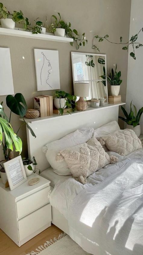 Unique Bedroom Decor Ideas for a Stylish and Comfortable Space Bedroom Inspirations With Plants, Plant Bedroom Ideas, Dream Room Ideas, Interior Design Tropical, Boho Inspired Bedroom, Diy Plant Shelf, Bedroom With Plants, Cozy Room Aesthetic, Plant Rooms