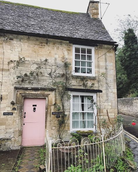 English Cottage Front Door, Cottage Front Door, Pink Front Door, Cottage Front Doors, Casa Hobbit, Cotswold Cottage, English Country Cottages, Cotswolds Cottage, Cottage Door