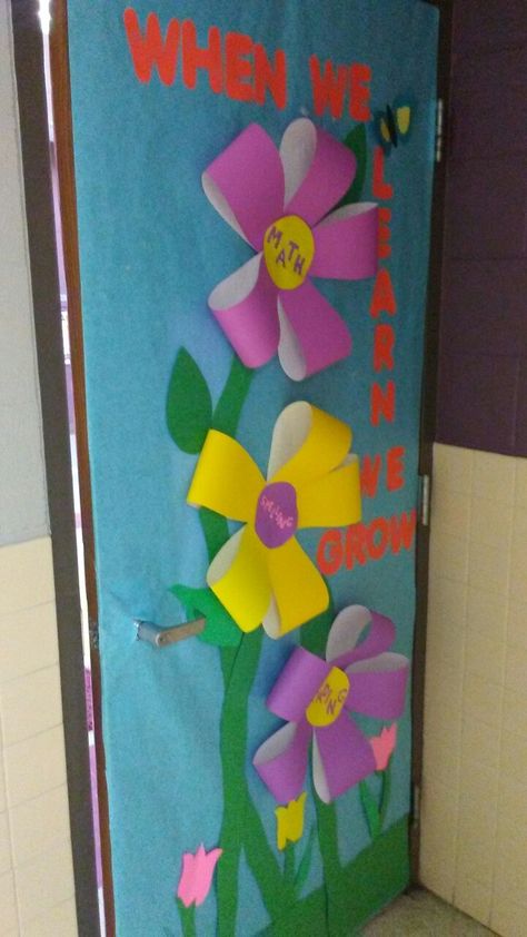 Spring door decoration Diy Collage Picture Frames, Spring Door Decoration, Diy Collage, Mother's Day Banner, Collage Diy, Views Video, Collage Picture Frames, Spring Door, Beautiful Views Video