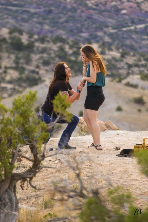 Wedding Lesbian Proposals, Proposal Ideas Lesbian Engagement, Wlw Proposal Aesthetic, Lesbian Proposal Ideas, Wlw Proposal, Fiance Photoshoot, Lesbian Proposal, Lesbian Stories, Lesbian Engagement Pictures