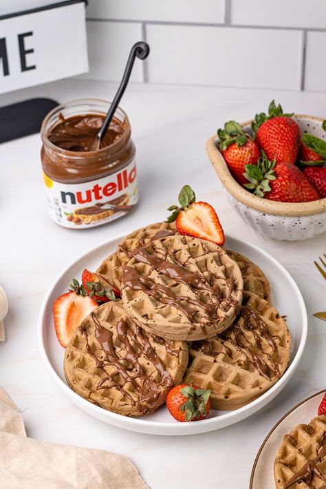 Nutella Waffles Vibe Easy Belgian Waffle Recipe, Nutella Waffles, Belgian Waffles Recipe, Nutella Lover, Breakfast Party Foods, Cozy Breakfast, Easy Brunch Recipes, Brunch Easy, Breakfast Waffles