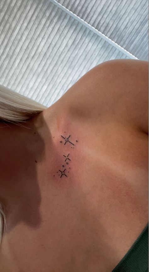 Collar Bone Tattoo Family, Hot Collar Bone Tattoo, Sparkle Tattoo On Chest, Tattoo Ideas Female Small Collar Bone, Under Collar Bone Tattoos Words, Women Small Chest Tattoo, Stars On Collarbone Tattoo, Tattoo Colar Bones, Between Collar Bone Tattoo