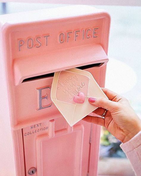 Peggy Porschen on Instagram: “Say it via 'Peggy's Post' this February 14th 💌. Our Love Letters Cookie is hands down the sweetest way to send a declaration of love. Hand…” Letter Cookie, Peggy Porschen Cakes, London Victoria, Peggy Porschen, Victoria Station, February 14th, Brunch Menu, Pink Valentines, Pink Vibes