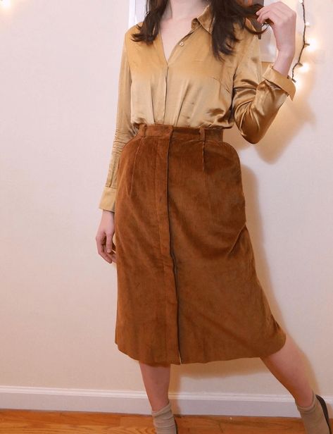 16 Corduroy Skirt Outfits – What to Wear With A Corduroy Skirt? #skirtsoutfit #outfitideas #trends #outfittrends Curdoroy Skirt Outfits, Cordory Skirt Outfit, Corduroy Midi Skirt Outfit, Long Corduroy Skirt Outfit, Courdory Skirt Outfits, Brown Corduroy Skirt Outfit, Corduroy Skirt Outfits, Cord Skirt Outfit, Cordoroy Skirt