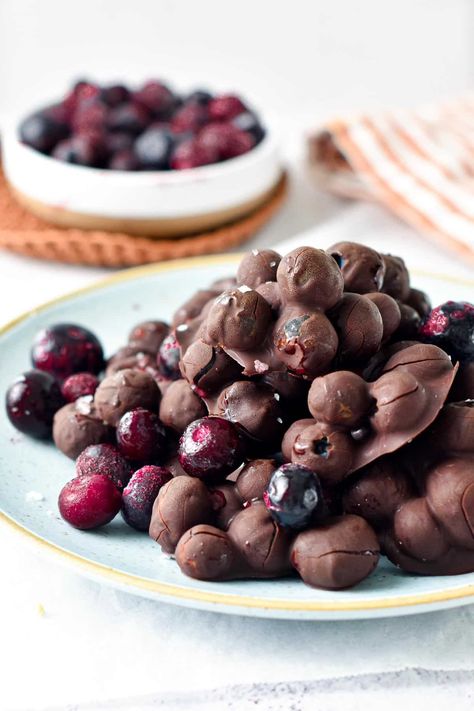 These Chocolate Covered Blueberries are delicious and easy snacks made with just 3 ingredients and ready in under 20 minutes. Chocolate Covered Blueberries, Chocolate Clusters, Tortilla Chip Recipe, Chocolate Bowl, Sweet As Honey, Low Carb Fruit, Frozen Chocolate, Dried Blueberries, Blueberry Recipes