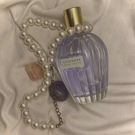 lavender perfume, pearl necklace and crystal on a white sheet Mode Purple, Lavender Perfume, Holiday Makeup Looks, Purple Vibe, Lavender Aesthetic, Taylor Swift Speak Now, Princess Core, Color Violeta, Purple Girls