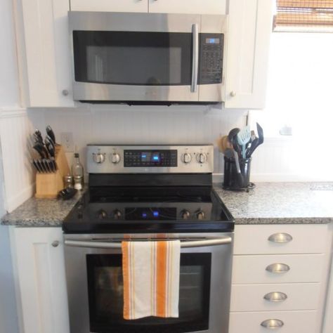 Common kitchen design mistakes: microwave oven location Microwave Oven Hood, Above Stove Microwave, Microwave Over Range, Microwave Under Cabinet, Kitchen Stove Design, Microwave Above Stove, Over The Stove Microwave, Mounted Microwave, Cabinet Microwave