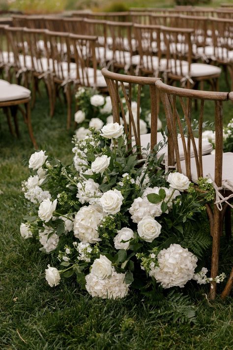 Let us show you where timeless simplicity meets elegant outdoor beauty. ㅤ SWIPE to see → 🍽️🌸🌱 ㅤ From our Lys Walnut Chairs with delicate wood spindles to the earthy tones of our Puro Cotton Dinnerware, every element of this wedding reception was thoughtfully curated to create a warm, inviting atmosphere. ㅤ The finishing touch? Our Bailey Flatware, featuring teak handles that add a natural elegance to every place setting. ㅤ 🌿 Ready to design your dream event? ㅤ Contact our sales team today and... Wood Spindles, Timeless Simplicity, Walnut Chair, Place Setting, Earthy Tones, Place Settings, Flatware, Wedding Reception, Your Dream