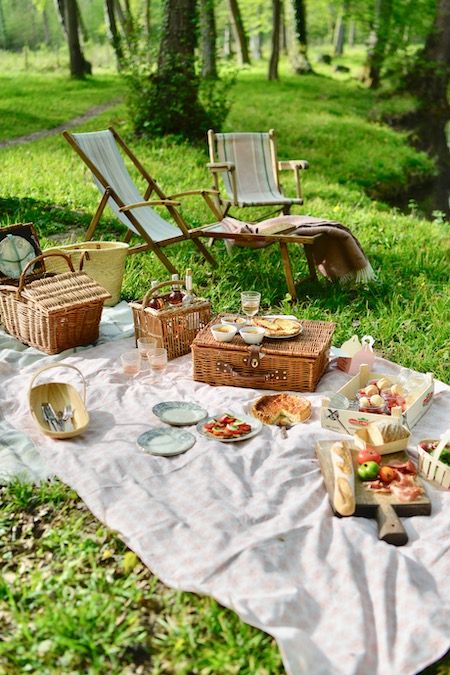 My French Country Home » The French Country Picnic French Picnic, Cottagecore Picnic, Country Picnic, Country Home Magazine, My French Country Home, Picnic Quilt, Picnic Inspiration, Vintage Picnic, Picnic Date