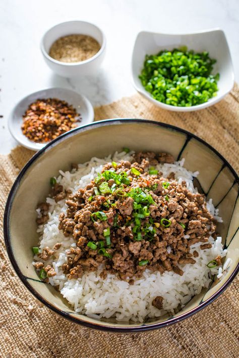 With only a 15-minute cook time and a few simple ingredients, this dish will be your new favorite go-to weeknight meal! Easy Korean Beef, Sesame Oil Recipes, Bulgogi Marinade, Korean Beef Bulgogi, Korean Stir Fry, Bulgogi Sauce, Korean Bulgogi, Korean Beef Bowl, Beef Bowl