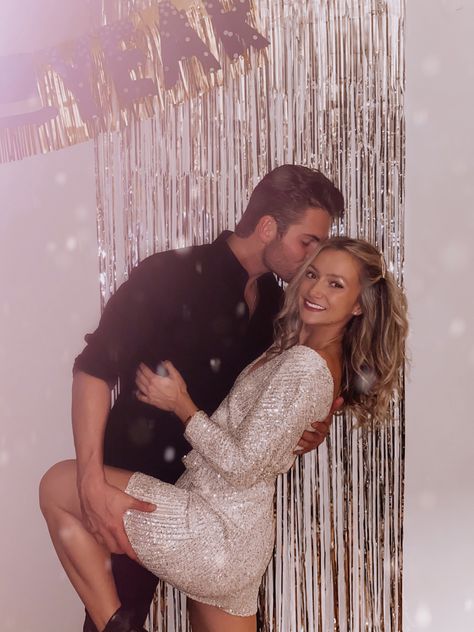 Nye Poses New Years Eve, New Years Couples Pictures, New Year Eve Couple Pictures, Couple Nye Photo, New Years Eve Photoshoot Ideas Couple, New Year’s Eve Couple, New Years Picture Ideas Couples, New Year’s Eve Couple Pictures, Happy New Year Couple Pictures