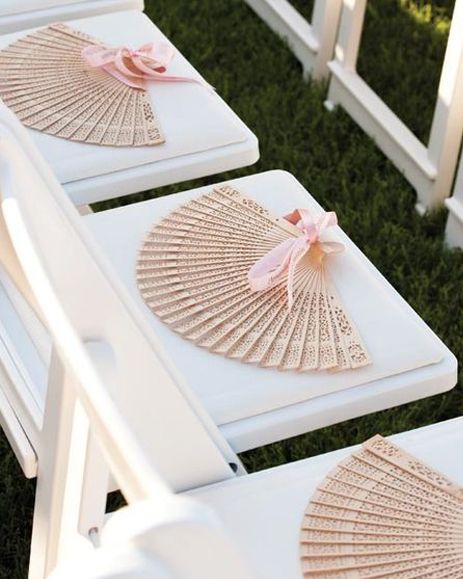 12 Cool Display Options for Wedding Favors | Abroad Wedding, Renewing Vows, Props Ideas, Souvenir Wedding, Wedding Tokens, Pool Wedding, Cyprus Wedding, Wedding Giveaways, Boda Mexicana