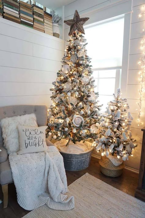 40+ Warm And Cozy Farmhouse-Inspired Christmas Decorating Ideas Chic Christmas Decor, Farmhouse Style Christmas, Inside House, Farmhouse Christmas Tree, Elegant Christmas Trees, Gold Christmas Decorations, Christmas Tree Inspiration, Oh Christmas Tree, Rustic Christmas Tree