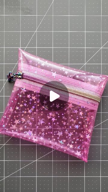 Muriel Corbierre on Instagram: "👝 Vinyl pouch tutorial 👝 What you need: vinyl or cork 6.5" wide (16.5cm) by 10" tall (25.5cm), 7" (18cm) of #5 zipper tape, a zipper pull and 1/4" double side tape. A Teflon foot will avoid many frustrations... I used a microtex 90/14 needle and polyester gutermann thread. Dimensions can be changed easily for your needs. If turning is difficult at the end, use a hair dryer to soften the vinyl. Don't forget to save to find it again easily!" Vinyl Pouch Pattern, Vinyl Zipper Pouch Tutorial, Double Zipper Pouch Tutorial, Sewing Times, Diy Pouch No Zipper, Double Zipper Pouch, Vinyl Pouch, Quick Sew, Wallet Sewing Pattern