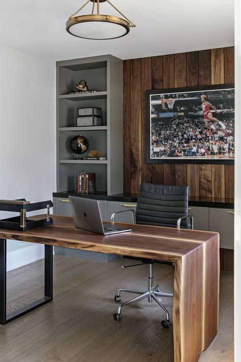 Office Wall Wood Design, Home Office Desk For Men, Home Office Inspiration Man, Masculine Desk Decor, Home Office Wood Wall, Home Office Design Masculine, Masculine Home Office Ideas Casual, Home Office Decor Masculine, Mens Small Home Office