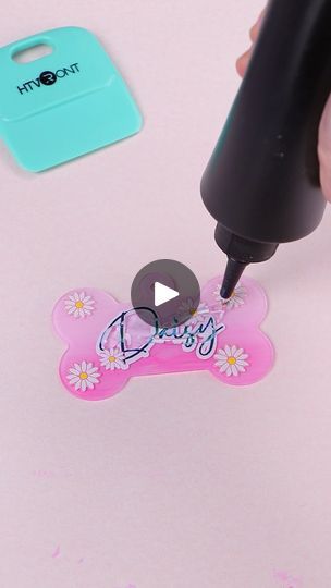 DIY Daisy Resin Dog Tag | DIY Daisy Resin Dog Tag. Steps: Apply HTVRONT acrylic paint. Add Adhesive vinyl decals. Sealed with UV Resin. Cured with UV light.... | By HTVRONTFacebook Dog Tags Diy, Diy Daisy, Dog Treats Homemade Easy, Daisy Dog, Uv Resin, Uv Light, Dog Tag, Adhesive Vinyl, Resin Crafts