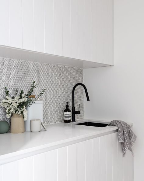 La crédence texturée donne du relief à la cuisine blanche Pennyround Tile, Powder Room Tile, Penny Tiles, Engineered Timber Flooring, Modern Laundry Rooms, Laundry Design, Penny Tile, The Stables, Laundry Room Inspiration