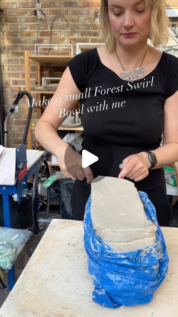 How To Make Ceramic Bowls, Small Ceramic Bowls, Swirl Bowl Pottery, Ceramic Techniques Tutorials, Slab Building Pottery Ideas, Christmas Pottery Ideas Ceramics, Pottery Bowl Ideas, Diy Ceramic Bowl, Anna Katharina