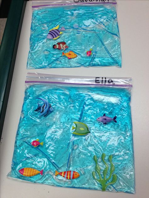 Under the sea pocket aquarium   Ziplock bag with blue hair gel and fish stickers Under The Sea Crafts, Ocean Theme Preschool, Fish Activities, Sea Activities, Sensory Bags, Ocean Activities, Sea Crafts, Under The Sea Theme, Ocean Crafts