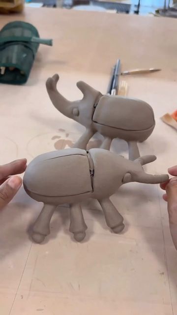 Clay Worm, Clay Beetle, Clay Bugs, Bug Sculpture, Bug Craft, Ceramics Videos, Clay Creatures, Clay Classes, Clay Videos