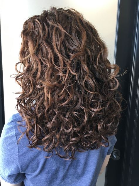 Thick Permed Hair, Haircuts For Round Faces Long Layered Curly Hair, Curly Round Layers, Layer Curly Haircut, Hairstyles To Make Hair Look Thicker, Short Curly Layered Haircuts, Curly Haircut Long Layers, 2024 Curly Hair Trends For Women, Curly Hair Cuts Women