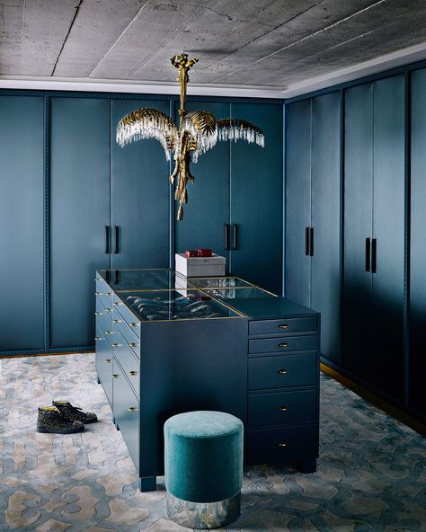 House Tour: A Masculine Apartment in Munich | Architectural Digest Masculine Apartment, Dressing Design, Dressing Room Closet, Luxury Closets Design, 아파트 인테리어, Dressing Area, غرفة ملابس, Room Closet, Dressing Room Design