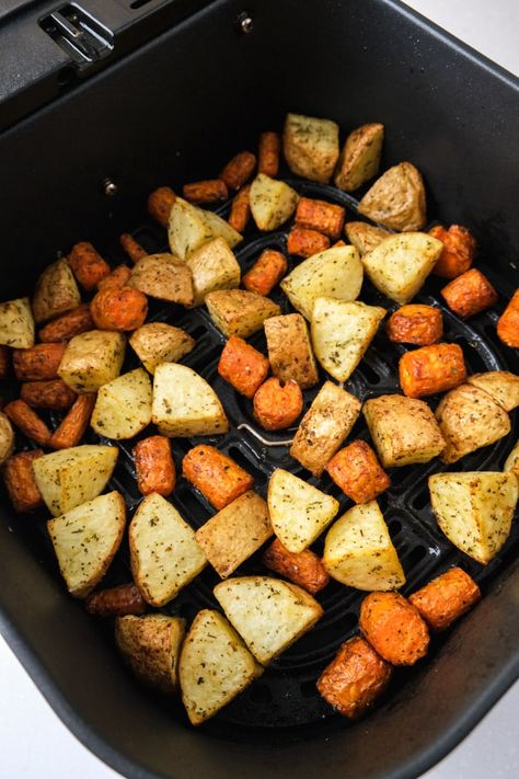 Want to make air fryer carrots and potatoes? This tasty dinner dish is simply spiced, packed with roasted veggies, and so easy to make! Air Fryer Carrots, Frozen Lunches, Plant Based Diet Meals, Roasted Potatoes And Carrots, Broccoli And Potatoes, Mini Potatoes, Potatoes And Carrots, Veggie Fries, Baked Carrots